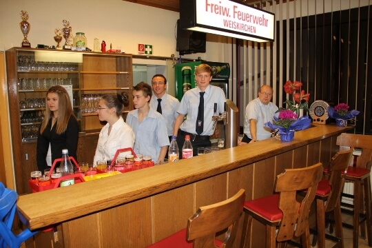 Getränkeausschank am Abschluss und Ehrenabend 2011 im Feuerwehrhaus Weiskirchen