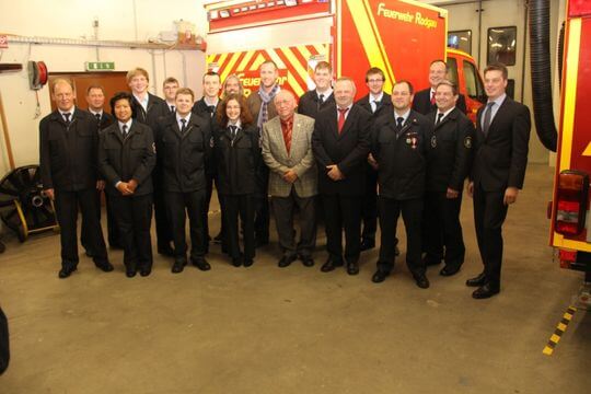 Gruppenbild in der Fahrzeughalle am Abschluss und Ehrenabend im Feuerwehrhaus Weiskirchen 2012