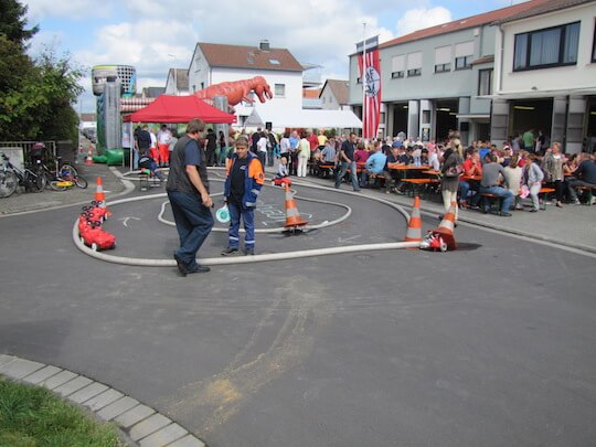 Schubkarrenrennen am Feuerwehrhaus Weiskirchen