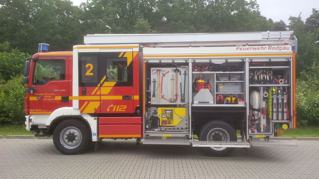 StlF Staffeltanklöschfahrzeug 20/25 Feuerwehr Rodgau Nord Seitenansicht