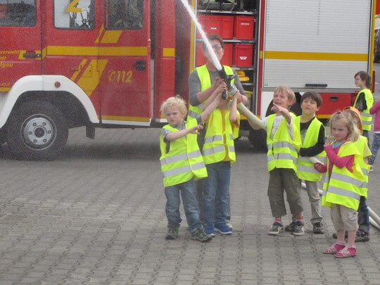 Feuerflitzer Weiskirchen spielen mit Wasser